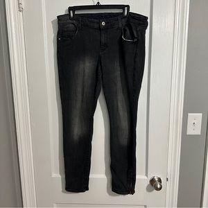 Arizona Jean's Black Skinny Jeans with fading size 13